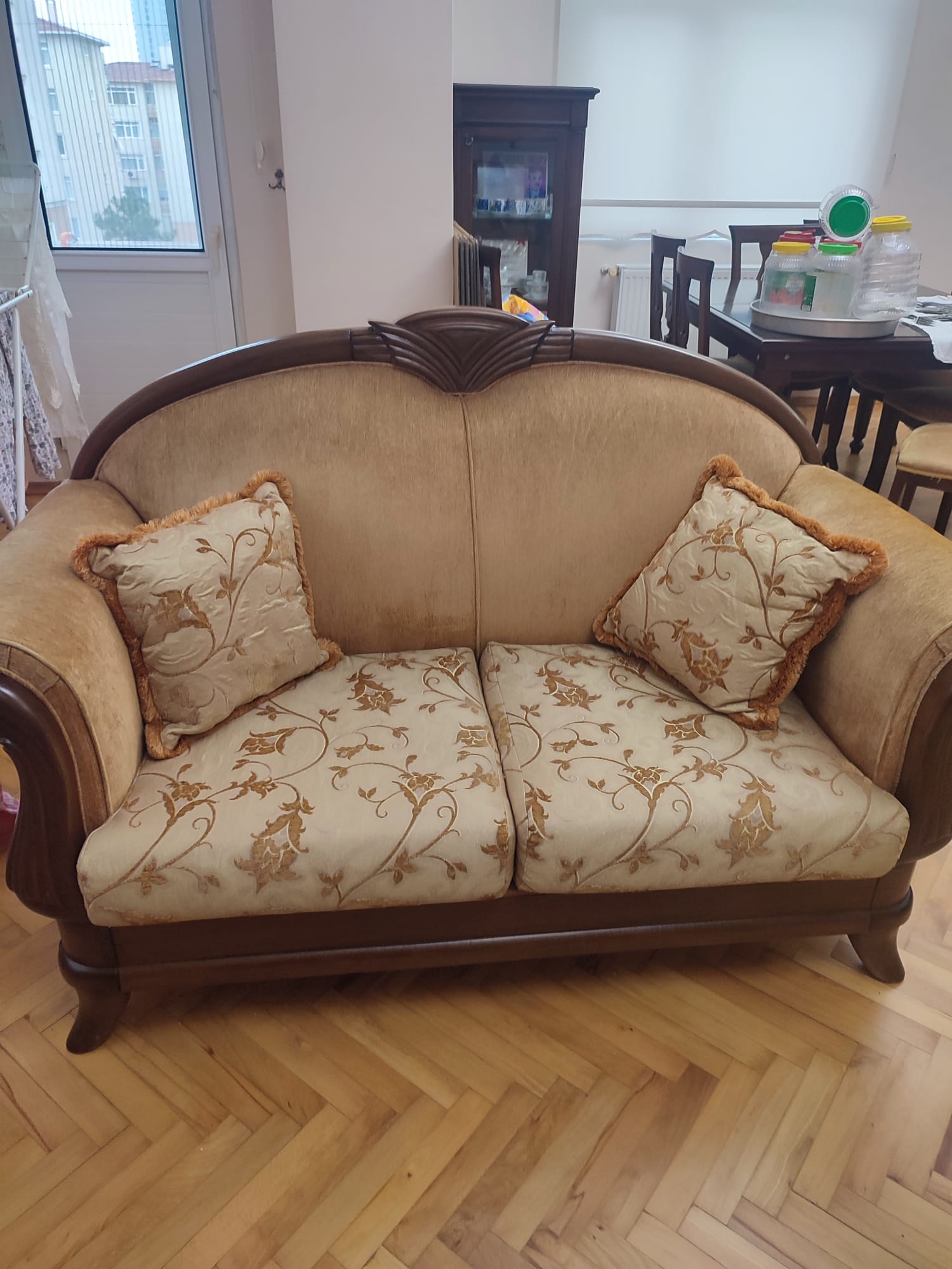 Eski tip ahşap kenarlı koltuk takımı zaman meydan okuyan mobilyalar Eski tip ahşap kenarlı koltuk takımı zaman meydan okuyan mobilyalar