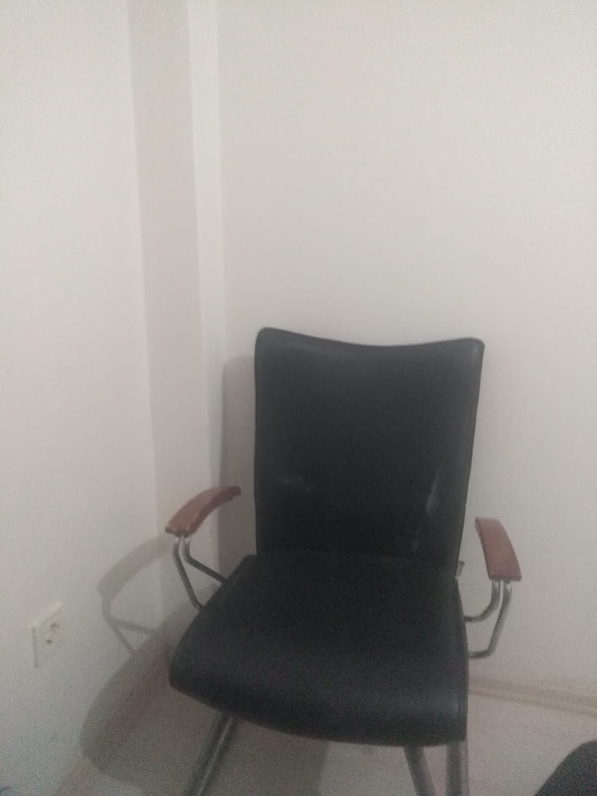 İKİNCİ EL BEKLEME KOLTUĞU KROM MALZEME İKİNCİ EL BEKLEME KOLTUĞU KROM MALZEME